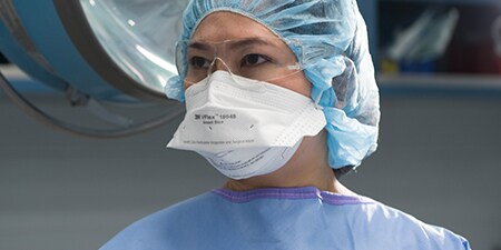 Clinician wearing a 3M™ VFlex™ Health Care Particulate Respirator and Surgical Mask 1804, 1804S
