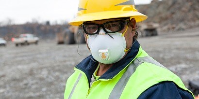 Respirador desechable de 3M en un sitio de construcción
