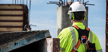 Trabajador con orejeras 3M y otros EPP
