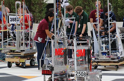 Robots and high schools “invaded the plaza” at 3M headquarters.