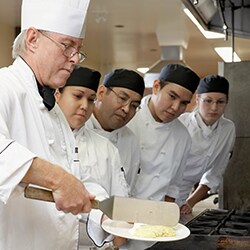 Entrenamiento del chef para el personal de cocina junior.