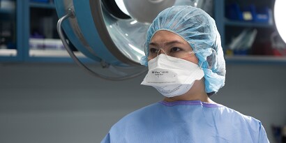 Mujer usa un respirador desechable de 3M en el hospital
