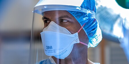 Clinican wearing a 3M™ Aura™ Health Care Particulate Respirator and Surgical Mask 1870+
