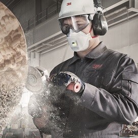 Respirador desechable de 3M en uso mientras se utiliza una sierra