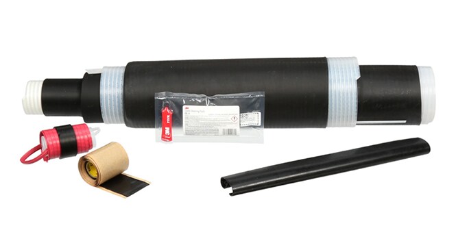 Kit cilíndrico negro de empalme de cable sobre fondo blanco con secciones roscadas grises, pieza con tapa roja, envoltura adhesiva, paquete de instrucciones y dos mangas negras largas.
