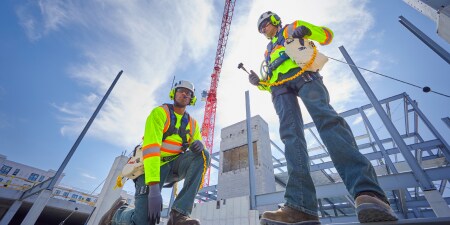 Imagen de sitio de construcción con productos de seguridad.
