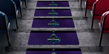 Safety walk 3M imprimible y con marca personalizada aplicado a las escaleras de un estadio.
