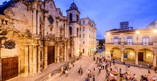 Cuban and U.S. musicians dine and dance in Havana&rsquo;s Plaza de la Catedral