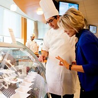 El chef y el gerente examinan la vitrina del restaurante.