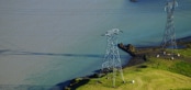 Torres eléctricas junto al mar
