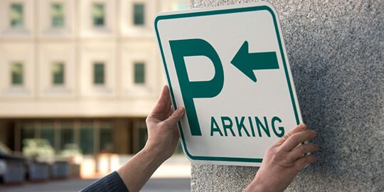 Aplicación de letreros pequeños con cintas adhesivas 3M
