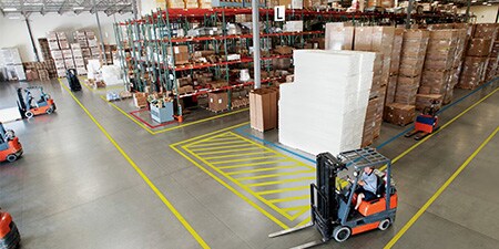 Marca de seguridad 3M, impresa a medida aplicada al suelo, recordando a las personas que se mantengan a 2 metros de distancia.
