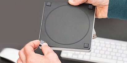 Imagen de topes adhesivos de proteccion negros en dispositivo electrónico
