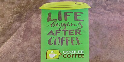 Un gráfico para piso verde donde se le “Life begins after coffee”.
