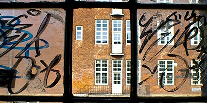 Vidrio pintado con graffiti.
