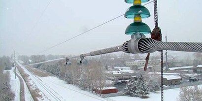 Infraestructura eléctrica atravesando área rural
