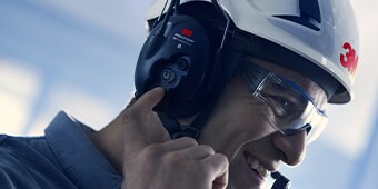 Trabajador que usa la máquina operativa de auricular interno de comunicaciones protectoras 3M
