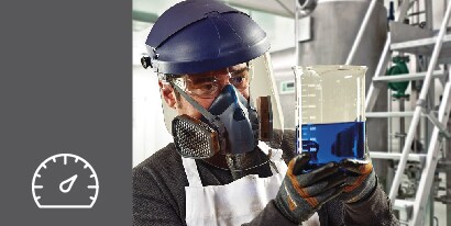 Persona con equipo de protección respiratoria
