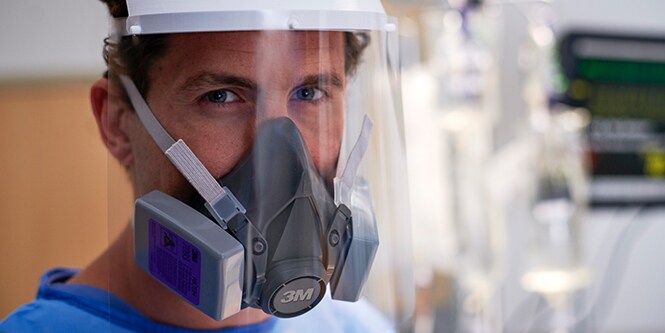 Clinician wearing a reusable respirator
