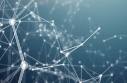 Hombre sosteniendo un disco de freno