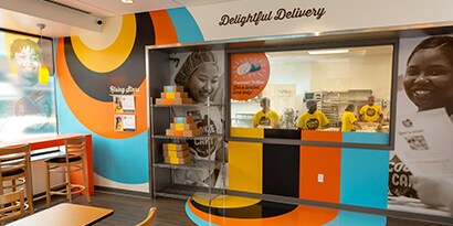 Pared y piso de una cocina comercial personalizados con los gráficos 3M.
