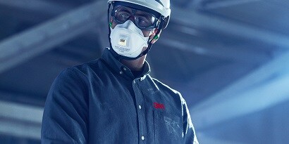 Hombre con respirador desechable de 3M.
