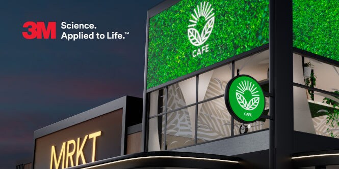 Fachada moderna de un edificio comercial con señalización iluminada de las marcas ficticias “MRKT” y “CAFÉ”, mostrando aplicaciones de soluciones gráficas de 3M.
