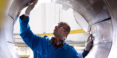 Trabajador revisando componente durante fabricación
