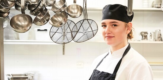 Un primer plano de una cocinera en una cocina.
