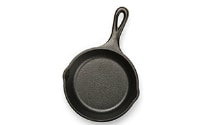 Una sartén de acero al carbono y hierro fundido.